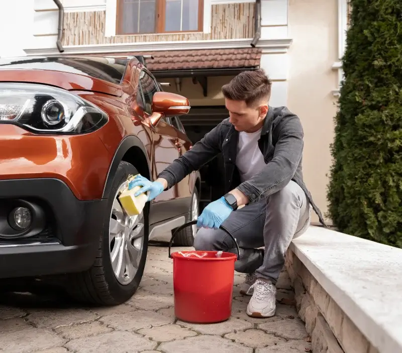 Lavage auto à domicile Bernadets-Dessus : professionnel intervenant sur un véhicule